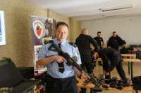 Przedstawiciel Policji z Czech trzyma broń