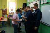 policjanci podczas turnieju młody saper w Brzeźnicy podczas finału wręczają dyplomy