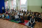 dzieci słuchają pogadanki o bezpieczeństwie w szkole w Rzuchowie