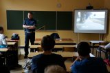 policjant z raciborskiej drogówki podczas pogadanki z uczniami gimnazjum
