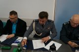 komendant raciborskiej policji podpisuje porozumienie w Urzędzie Miasta Racibórz