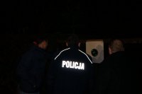 komendant raciborskiej policji ogląda wyniki na tarczy