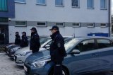 raciborscy policjanci stoją obok nowych radiowozów