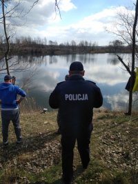 Wspólny patrol raciborskiego policjant i strażników strazy wędkarskiej