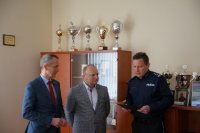 Komendant Powiatowy Policji w Raciborzu wraz z Prezydentem Raciborza podziękował taksówkarzowi za pomoc w zatrzymaniu oszusta