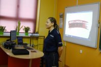 Raciborska policjantka spotkała się z dziećmi w szkole podstawowej w Rudach, omówiła odpowiedzialność prawną osób nieletnich oraz zagrożenia wynikające z posiadania i zażywania narkotyków i dopalaczy