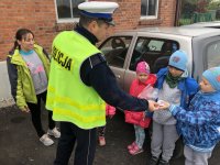 Policjant z raciborskiej drogówki kontroluje samochody przywożące przedszkolaków do przedszkola w Łańcach. Kontrole są pod kątem sprawdzenia czy dzieci są przewożone w fotelikach