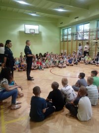 Raciborscy policjanci spotkali się z uczniami szkoły podstawowej w Brzeziu na przedwakacyjnej pogadance o bezpieczeństwie