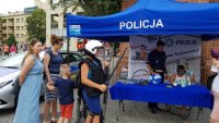 Raciborscy policjanci podczas festynu na Rynku mówią wśród młodzieży o bezpieczeństwie podczas wakacji