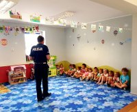 Raciborski policjant w trakcie spotkania z przedszkolakami omawia zasady bezpiecznego wypoczynku dzieci w trakcie wakacji