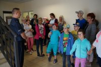 Dzieci zwiedzają raciborską komendę policji