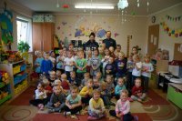 Raciborscy policjanci stoją na wspólnym zdjęciu z przedszkolakami w Rudniku