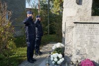 Raciborscy policjanci oddają honor przy pomniku zamordowanych policjantów w Ostaszkowie