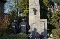 Policjanci stoją przed pomnikiem zabitych policjantów
