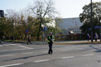 Policjant z drogówki raciborskiej kieruje ruchem na skrzyżowaniu