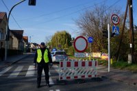 Raciborski dzielnicowy pilnuje poprawności przestrzegania znaków drogowych w rejonie cmentarza