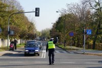 Policjant z raciborskiej drogówki kieruje ruchem na skrzyżowaniu
