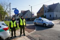 Funkcjonariusze Straży Granicznej pilnują zakazu ruchu na ulicy Ocickiej w Raciborzu