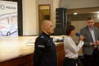 Zastępca Komendanta Raciborskiej Policji wita przybyłych nauczycieli na szkolenie o dopalaczach i narkotykach