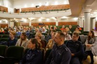 Raciborscy policjanci wśród nauczycieli słuchają prelekcji o zagrożeniach związanych z narkotykami