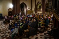 Dzieci w kościele słuchają pogadanki na temat używania odblasków