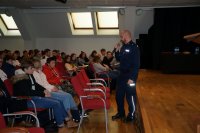 Przedstawiciel komendy wojewódzkiej Policji prowadzi szkolenie dla uczniów z Raciborza