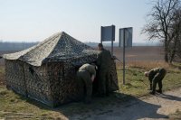 Policja i wojsko zabezpiecza przejście w Gminie Pietrowice Wielkie oraz żołnierze rozkładają namiot