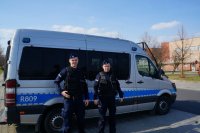 Policjanci zabezpieczają przejazd pod szpitalem w Raciborzu