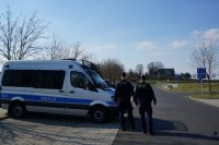 Policjanci zabezpieczają przejazd pod szpitalem w Raciborzu