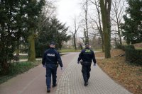Wspólne patrole policji i straży miejskiej w parku sprawdzają przestrzeganie nowych przepisów