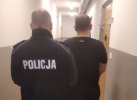 zdjęcie przedstawia Policjanta oraz osobę zatrzymaną podejrzewaną o posiadanie narkotyków