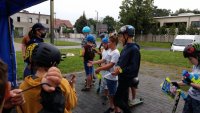zdjęcie kolorowe, przedstawiające uczestników akcji &quot;bezpieczny sk8park&quot; oraz raciborskich policjantów