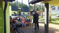 Policjanci na wakacyjnej pogadance z dziećmi w Szymocicach