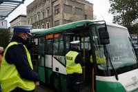 Drogówka kontroluje autobus pod kątem respektowania nakazu noszenia maseczek