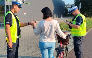 policjanci z ruchu drogowego dają dzwonek rowerzystce
