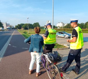 policjanci z ruchu drogowego kontrolują rowerzystkę
