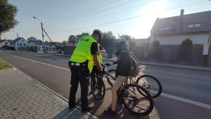 policjant sprawdza stan techniczny rowerów