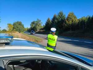 policjantka z ruchu drogowego mierzy prędkość