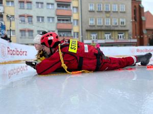 na zdjęciu pokaz na lodzie strażak ratuje dziewczynkę